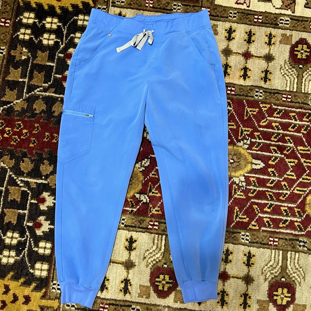 Men’s medium petite FIGS ceil blue joggers tandem style like new